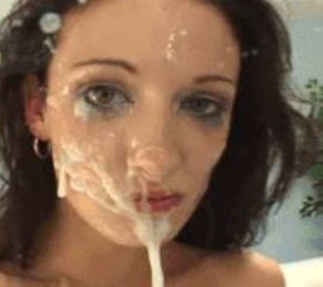 Неудержимая брюнеточка принимает сперму на личико после обалденного секса