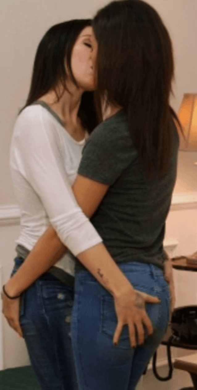 Лесбиянка сделала подружке качественный массаж письки