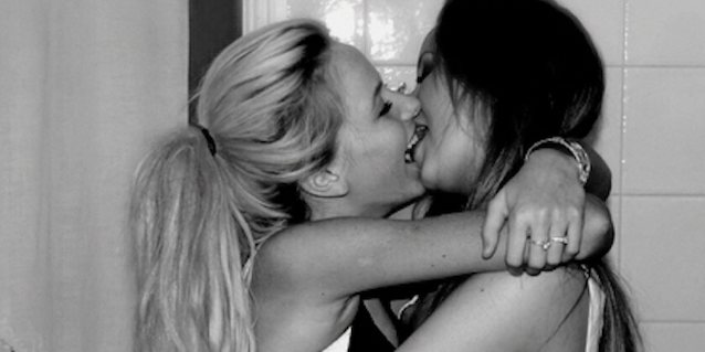 threesome lesbian