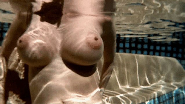 Большие титьки и вода Большие титьки и вода