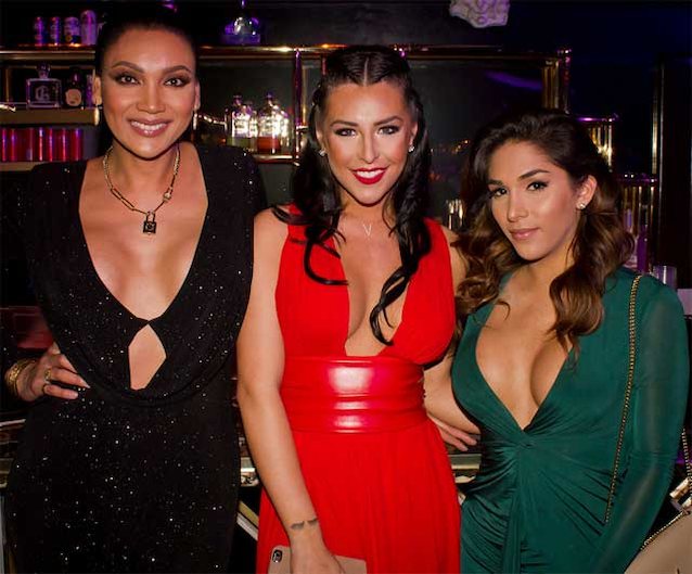 Who's the lady in the middle pls?