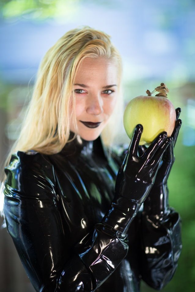What's the name of this porn star?