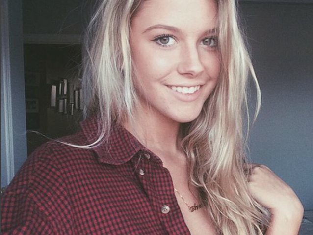 need name or a link to more photos, I know she has them I have seen them, please help