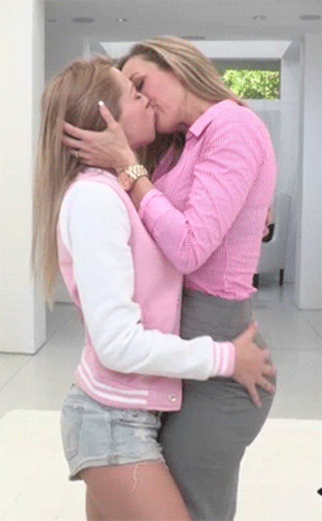 Kissing first time pawgs street