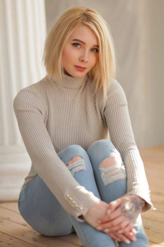 What's the name of this porn star?