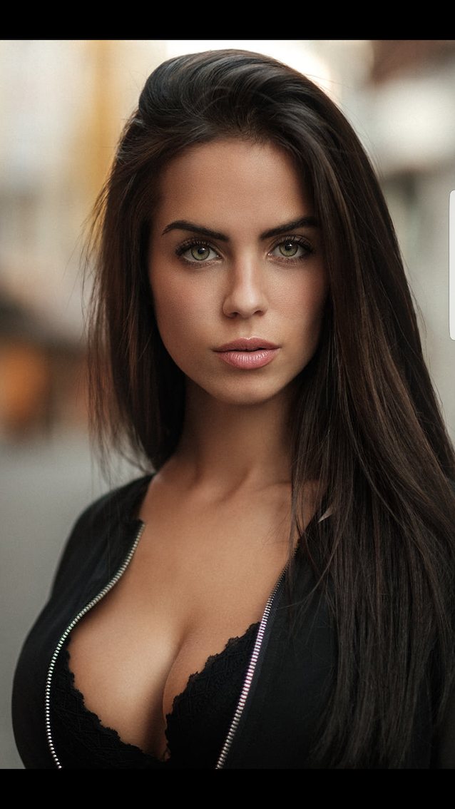 do someone know her name?