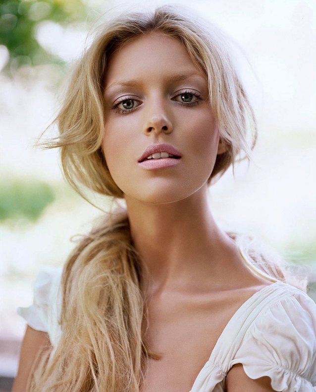 What's the name of this porn star?