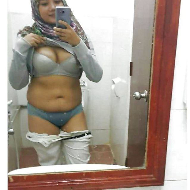 What's the name of this porn star?