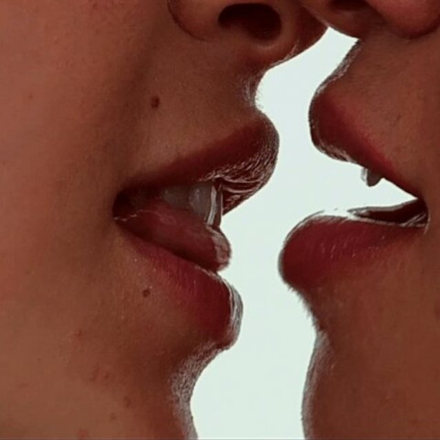 kissing lesbian