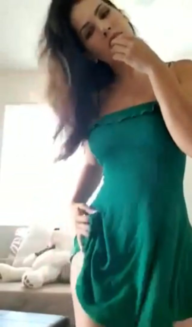 amateur strip brunette