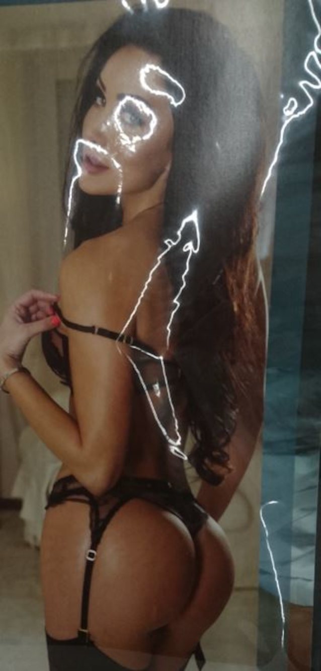 big ass brunette model
