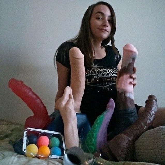 camgirl dildo brunetter