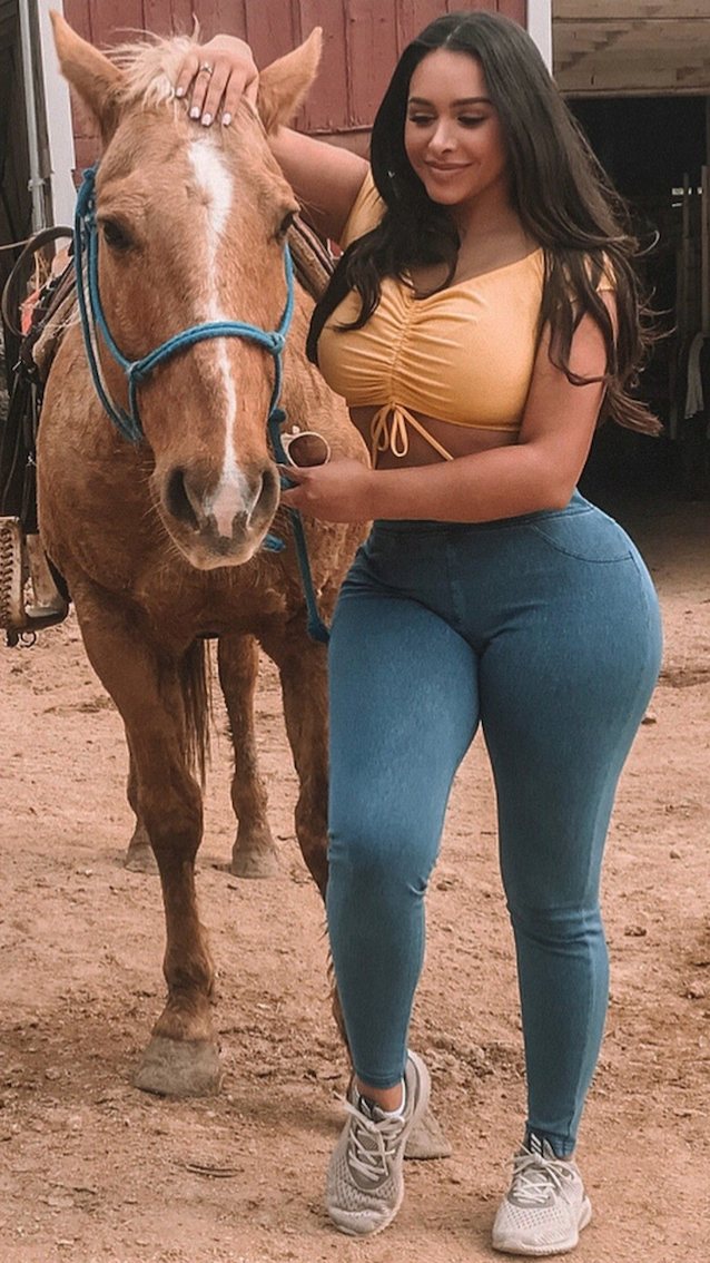 amateur curvy ass