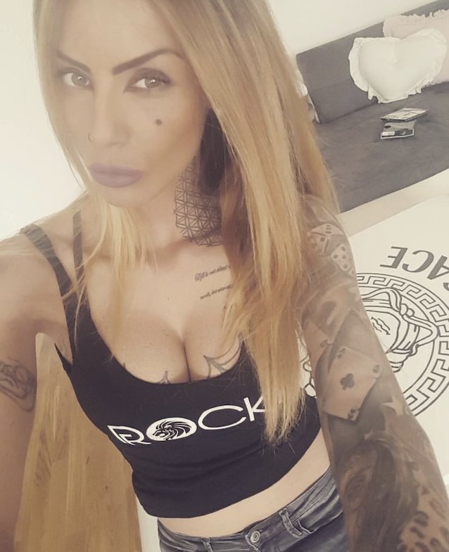 tattoo amateur blonde