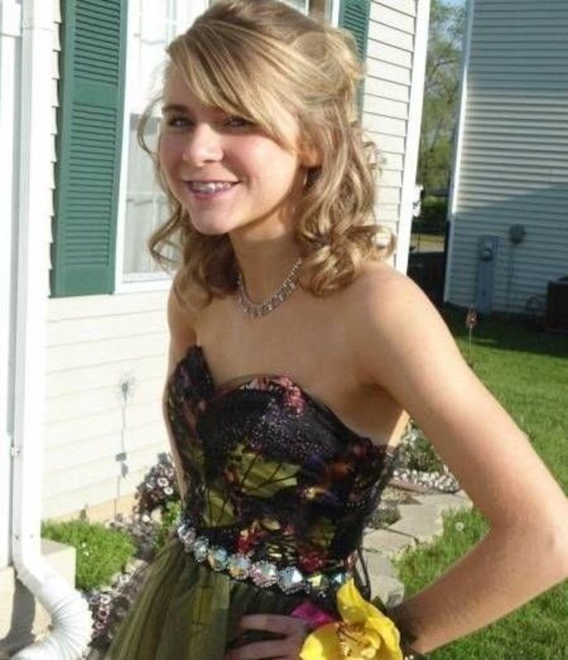 amateur blonde necklace