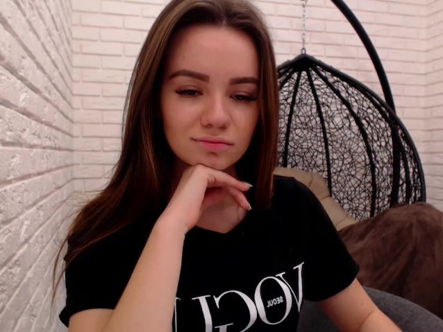 camgirl brunette dancing
