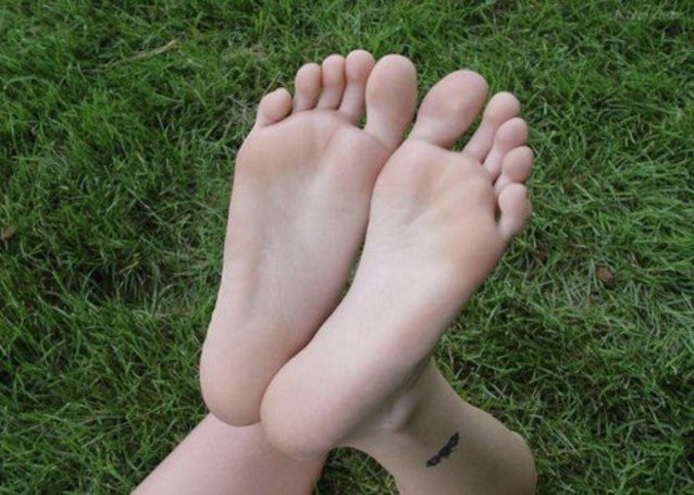 feet, toes, long toes, slender feet, slender toes