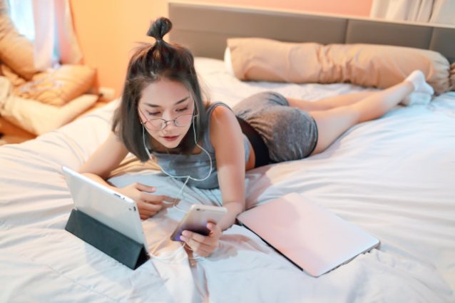 girl on bed, girl pc, asian