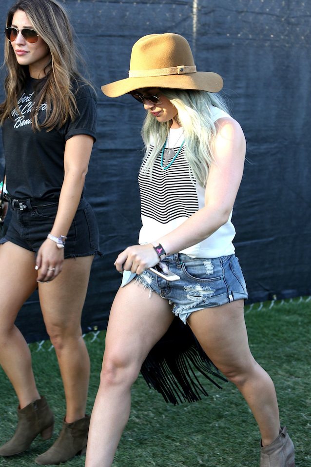 shorts, black tshirt, hillary duff, coachella, music festival