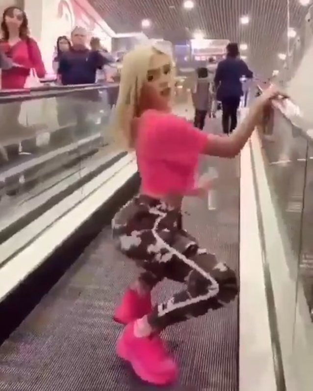 twerker escalator mall