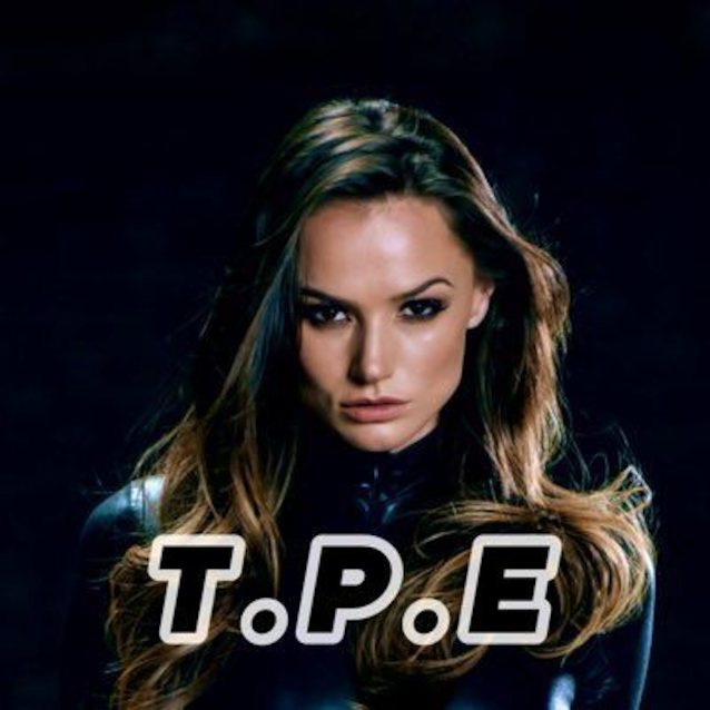 tori black, pout, thin lips, tight cheekbones, blonde