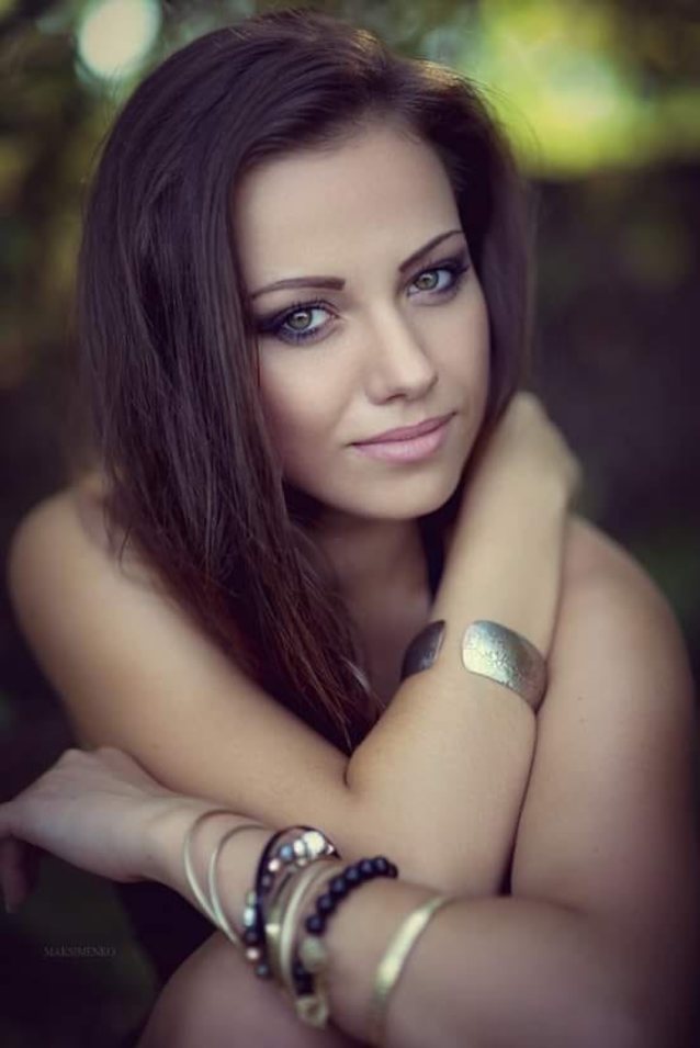 brunette model beautiful eyes