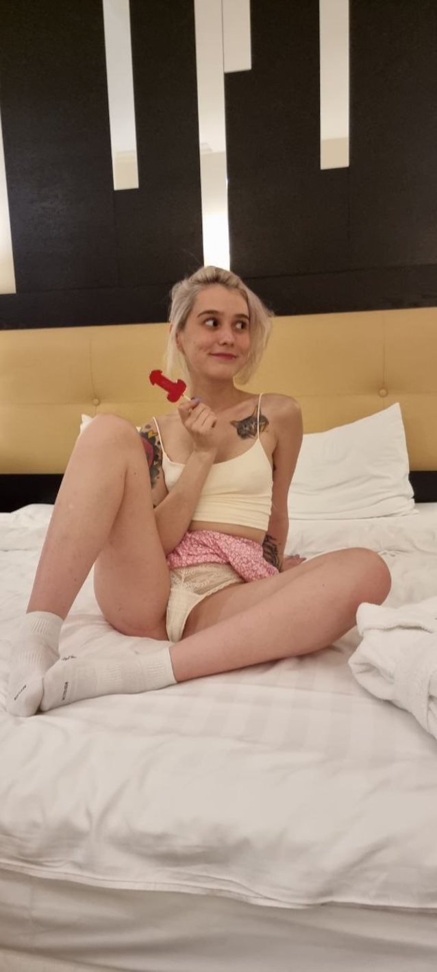 blonde, bed, tattoo, lollipop