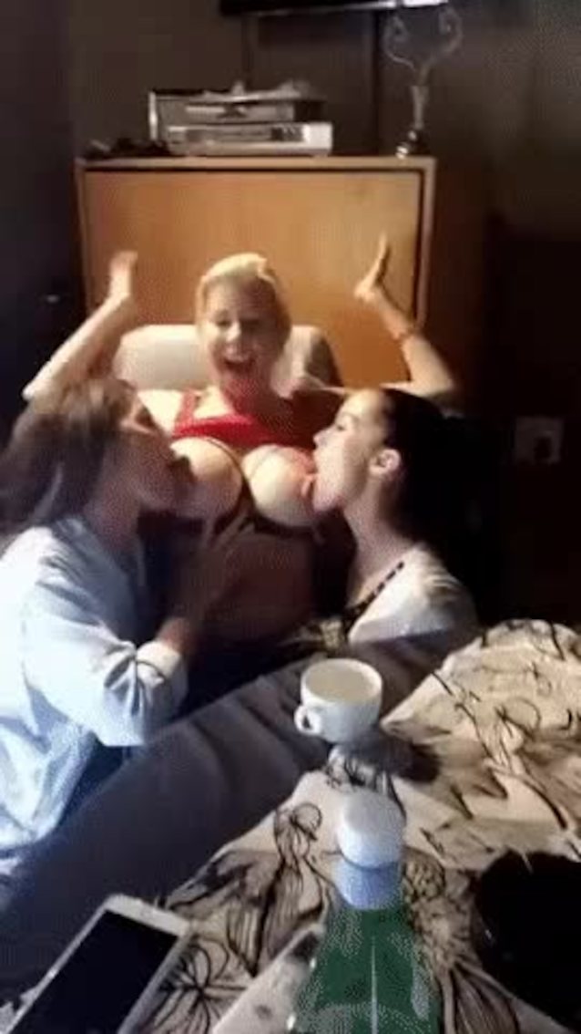lesbian 3some lick