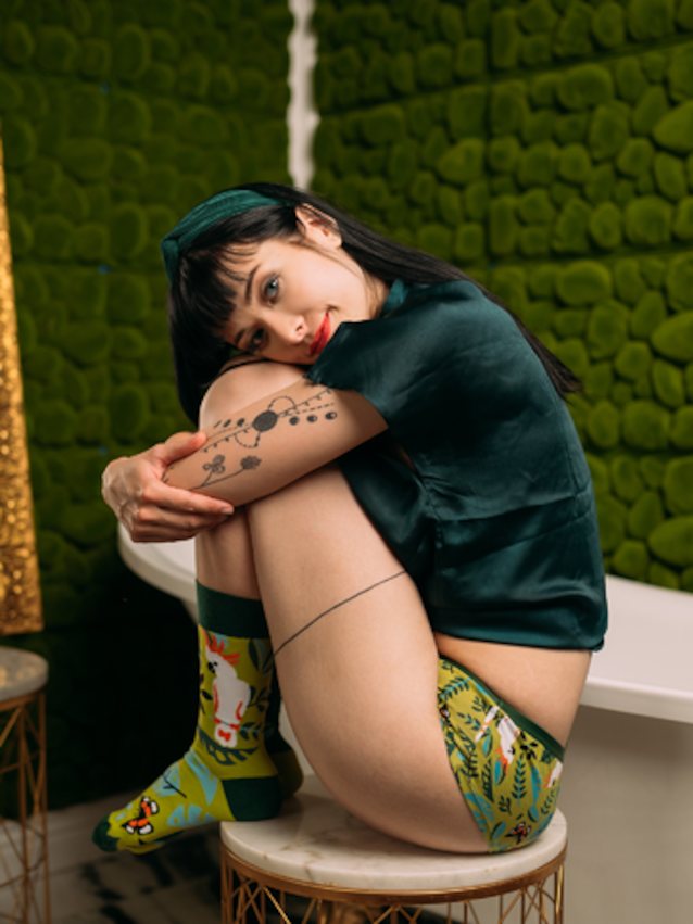 camgirl model brunette