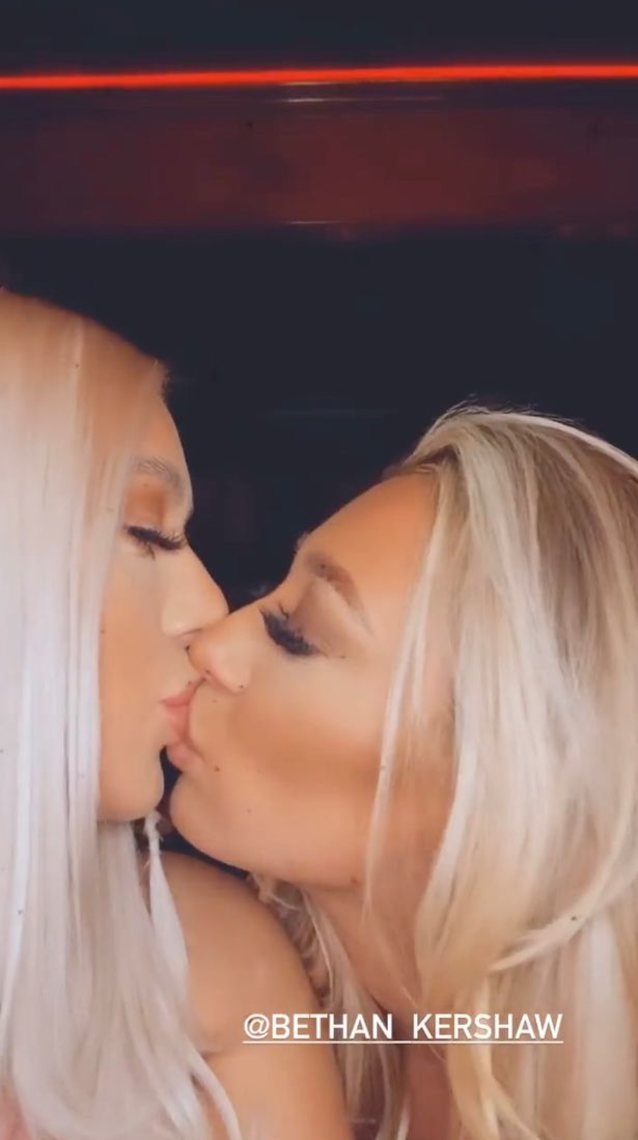 lesbians, kissing, sexy, hot, teens