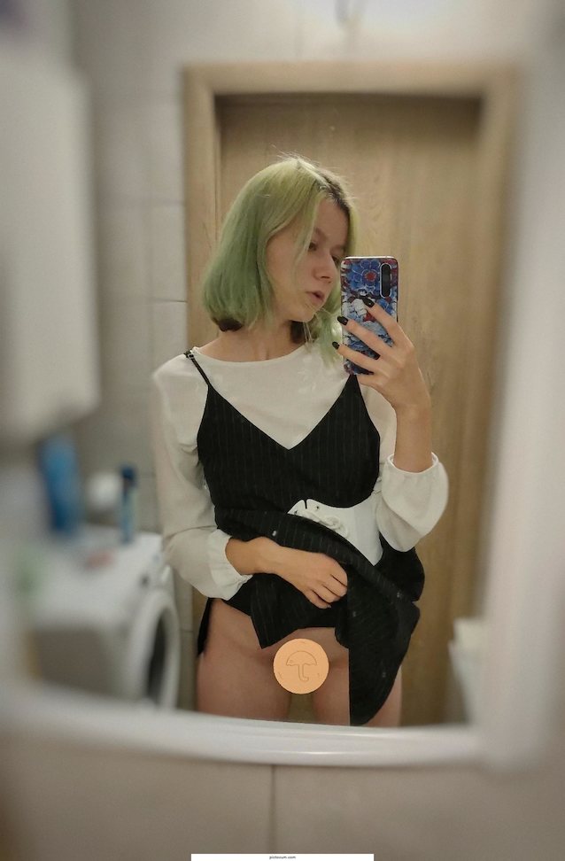 green hair, phone, mirrior