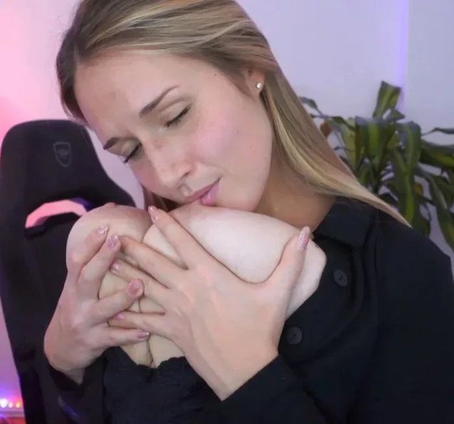 camgirl, streamer, kiss, big boobs, milkers