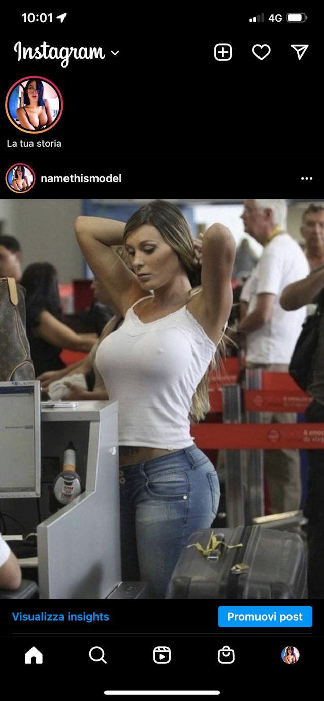 aeroport public boobs