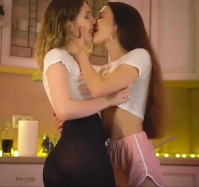 lesbian kissing tit