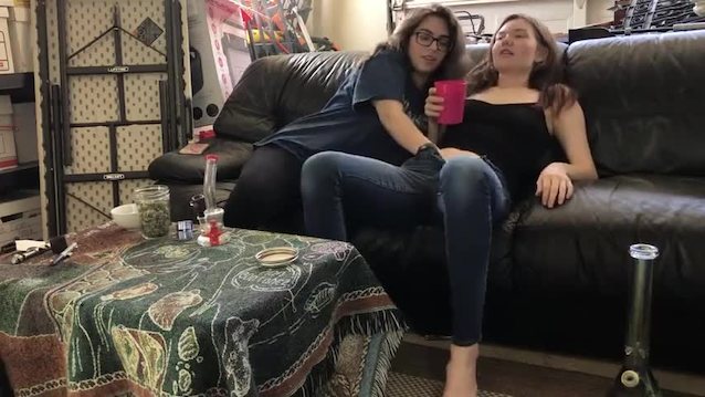 fingering lesbian brunette