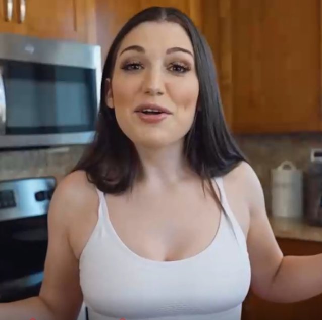 fitgirl flexable brunette