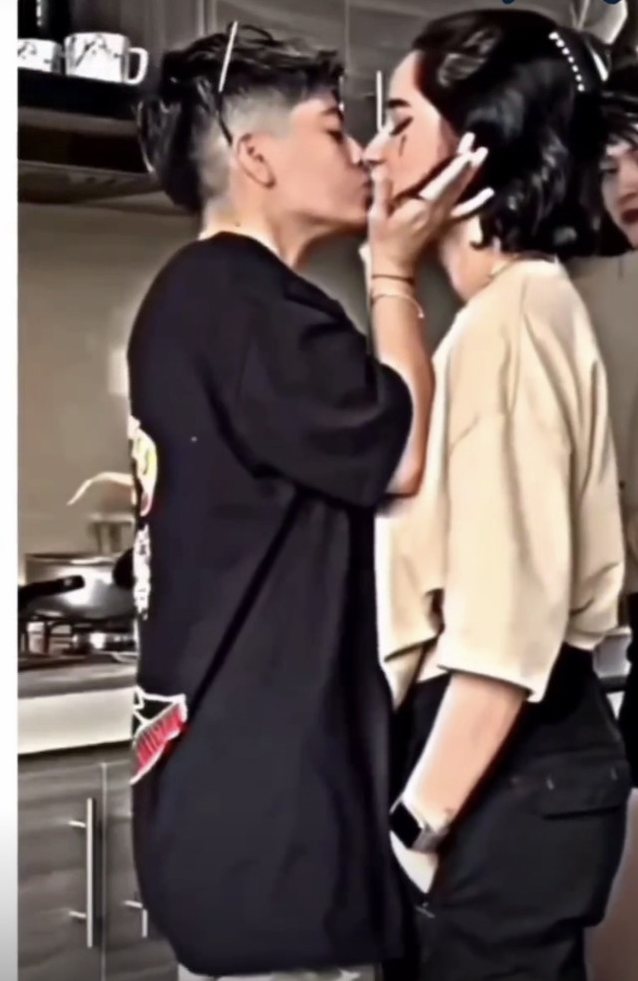 kitchen 3 girls kissing