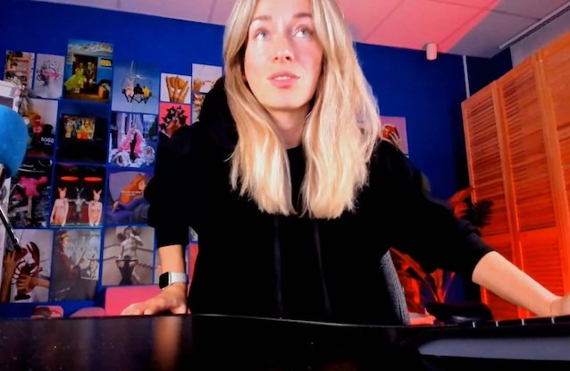 amateur camgirl blonde
