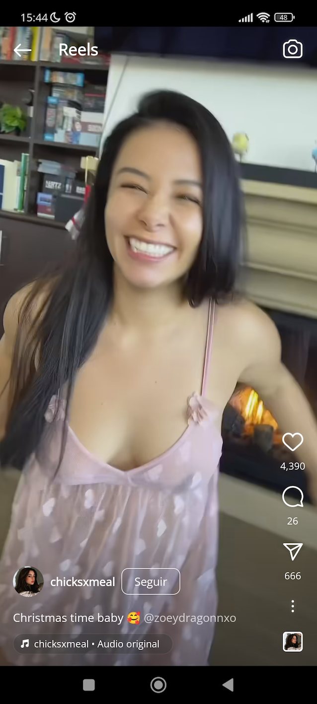 camgirl, amateur, brunette, pretty smile, sexy