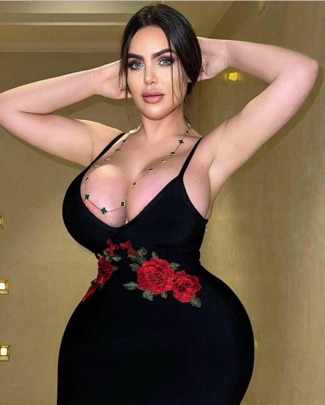 curvy big tits brunette