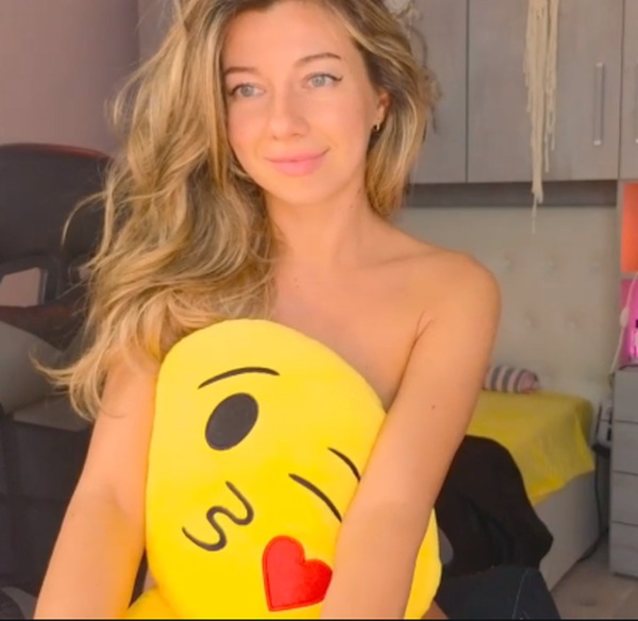 camgirl blonde hotgirl
