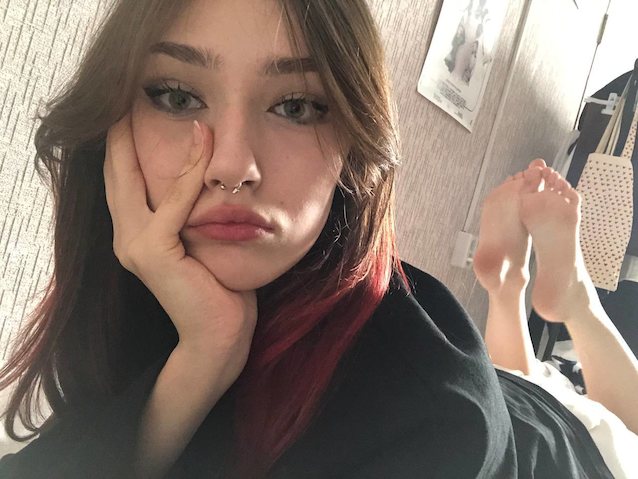 teen the pose foot