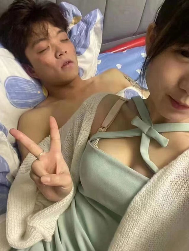 korean girl, selfie, tired guy, pretty girtl, asian