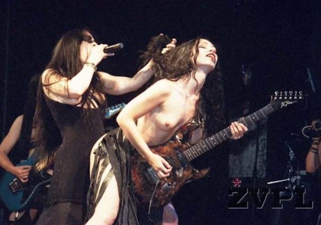2women dark hair concert