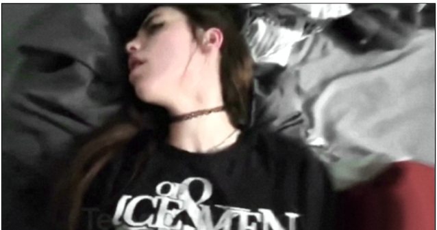 dark hair bed babe
