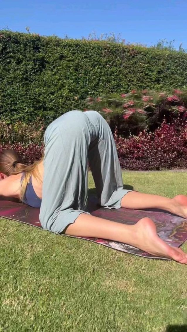 vagina, camel toe, pants, yoga, stretching