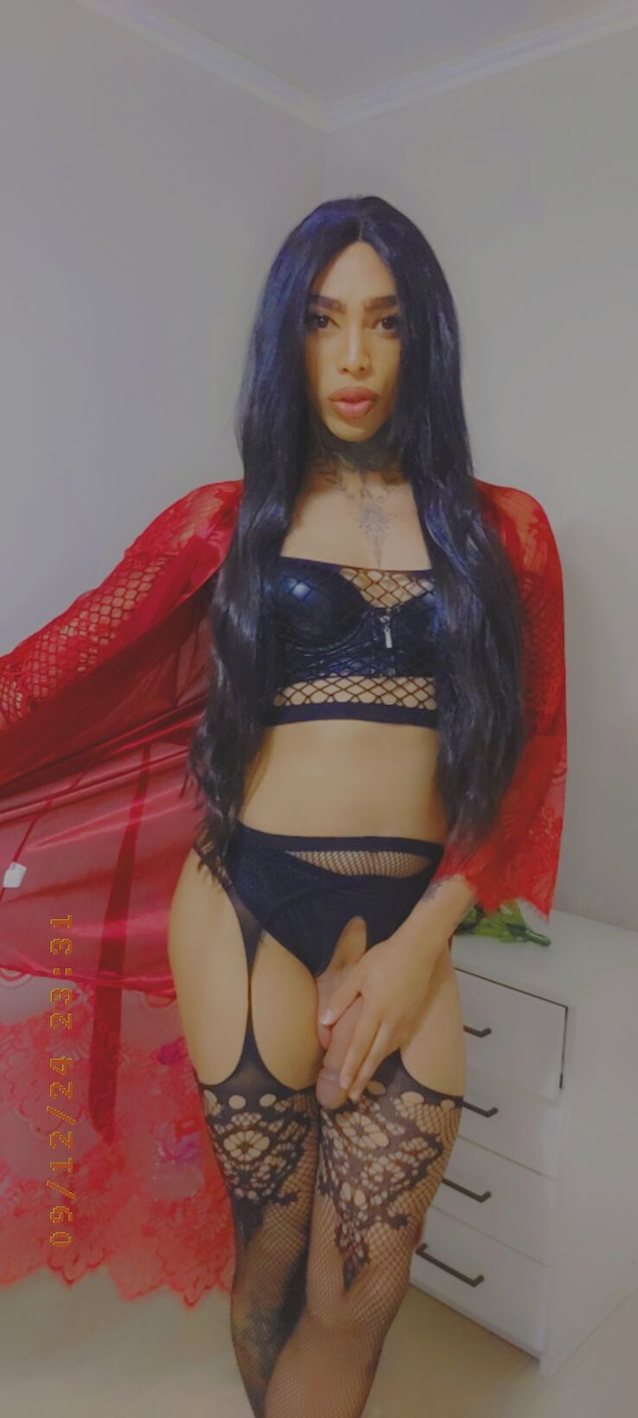 cuban shemale brunette