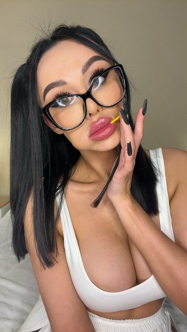 bimbo, brunette, huge tits, thick lips, dsl