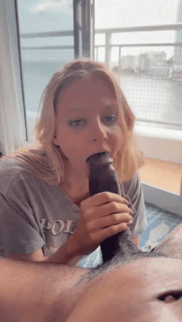 Девушка старательно сосёт
