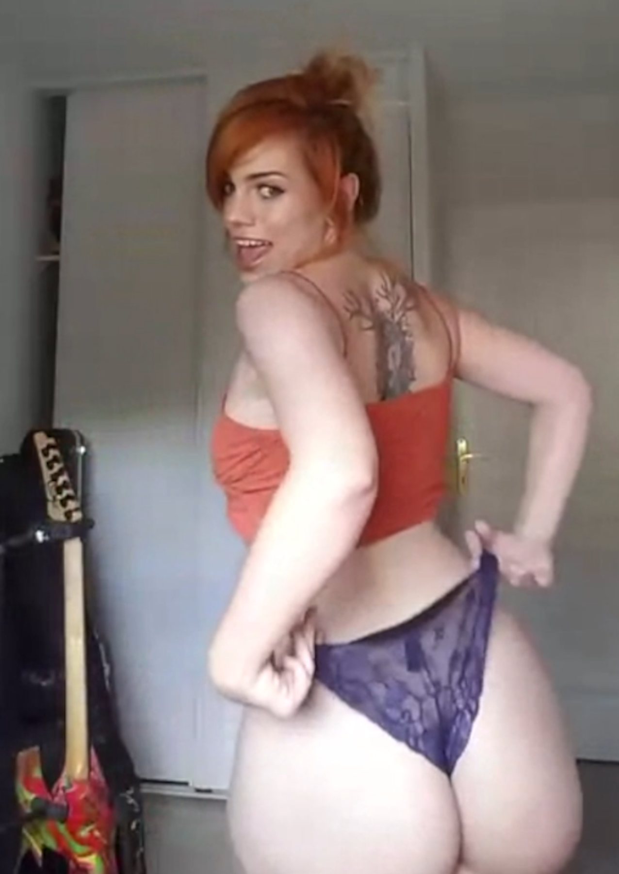 camgirl redhead dancing